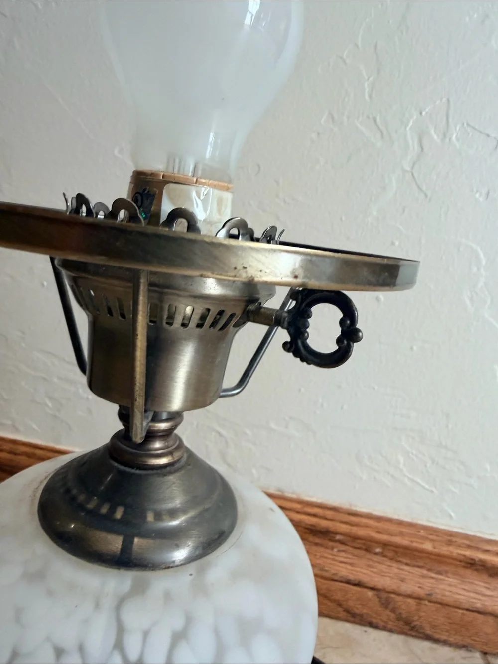 Vintage-Style frosted White/Mottled Glass Table Hurricane Parlor Lamp Works